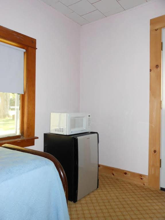 Отель Katahdin Cabins Millinocket Экстерьер фото