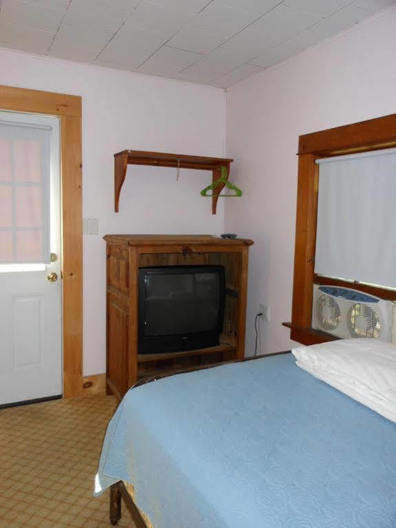 Отель Katahdin Cabins Millinocket Экстерьер фото
