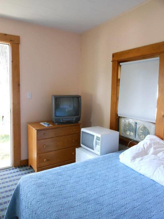 Отель Katahdin Cabins Millinocket Экстерьер фото